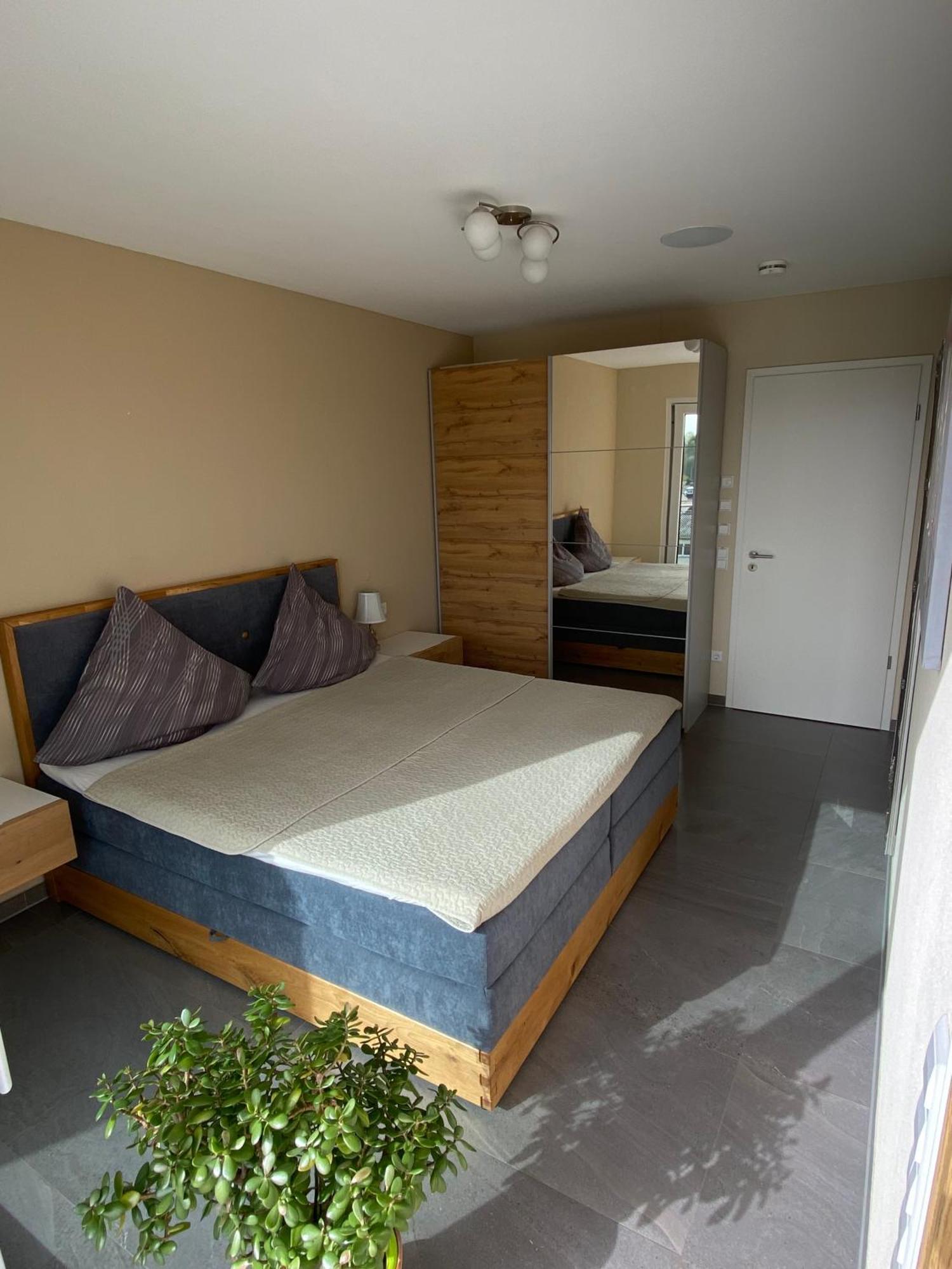 Penthouse Apartment Mit Alpenblick Friedrichshafen Exteriör bild